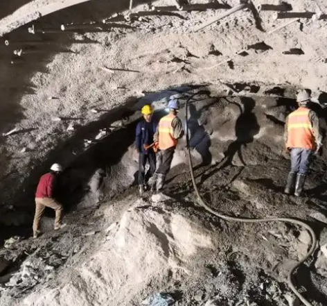 友谊拱顶带模注浆料的施工流程及注意事项